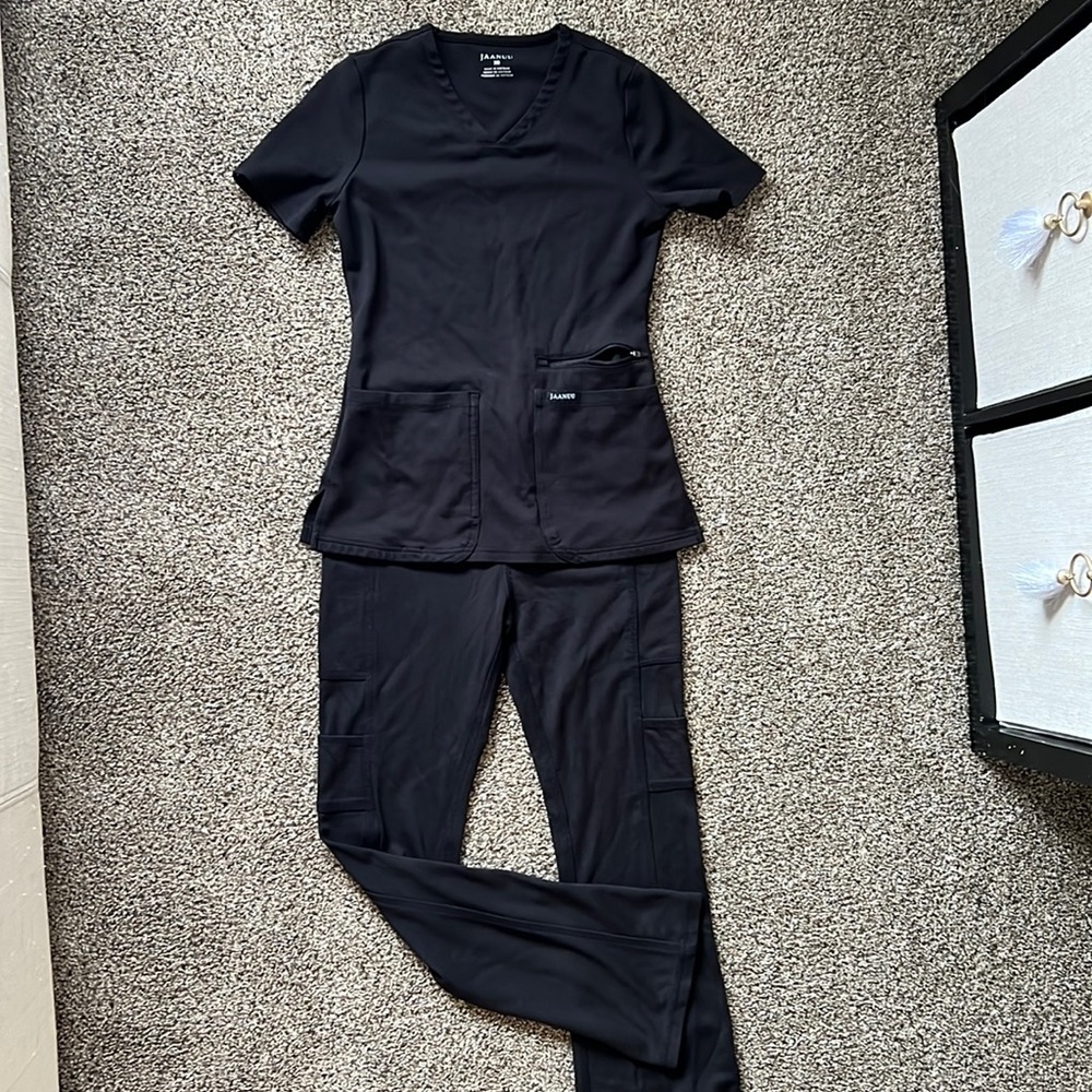 Jaanuu yoga scrub set